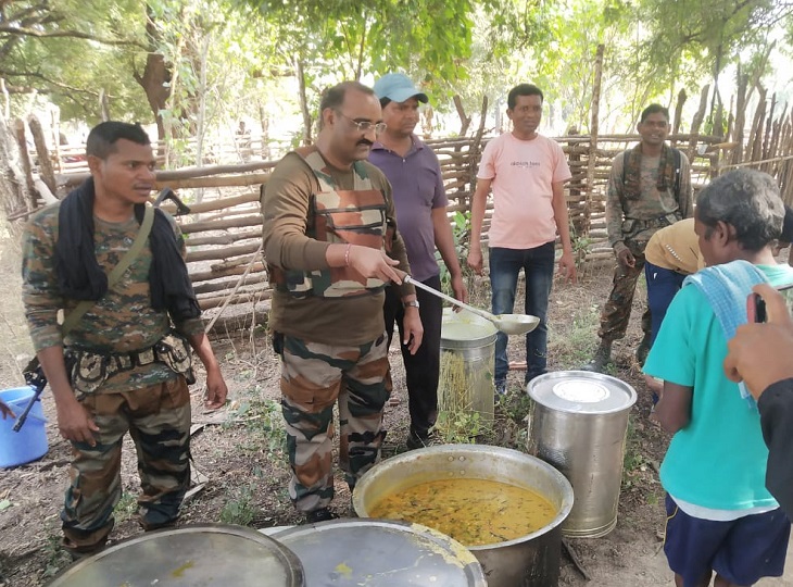 पुलिस अफसरों ने पुरे गांव को दावत दी।