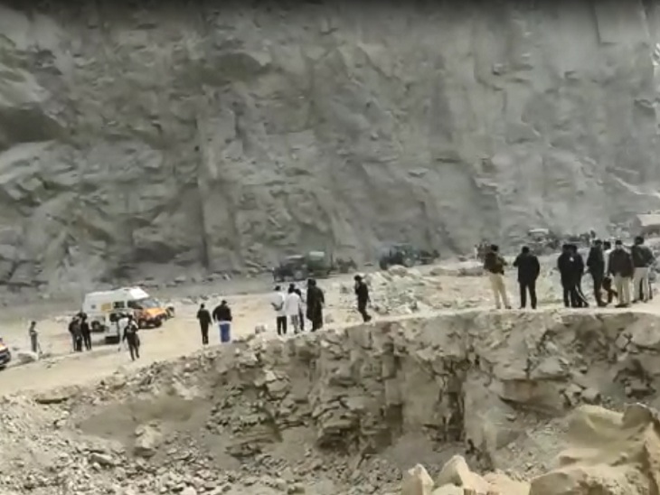 बचाव अभियान में तीन बड़े-बड़े कई हजार टन वजनी पत्थर बाधा बने हुए हैं।