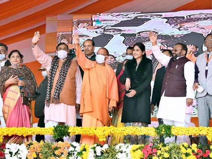 सीएम योगी के साथ मंच पर विधायक अदिति सिंह।