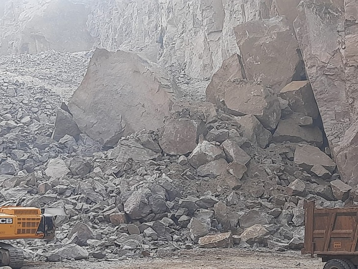 पहाड़ दरकने से बड़े-बड़े पत्थर और मलबा आ गिरा, जिसे हटाने में कई दिन लग सकते हैं।