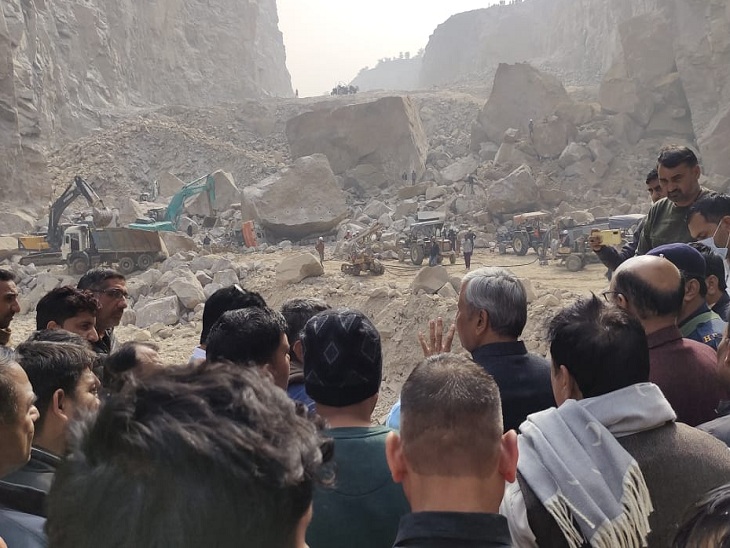 हादसे की खबर मिलते ही मंत्री जेपी दलाल मौके पर पहुंचे और बचाव अभियान का जायजा लिया।