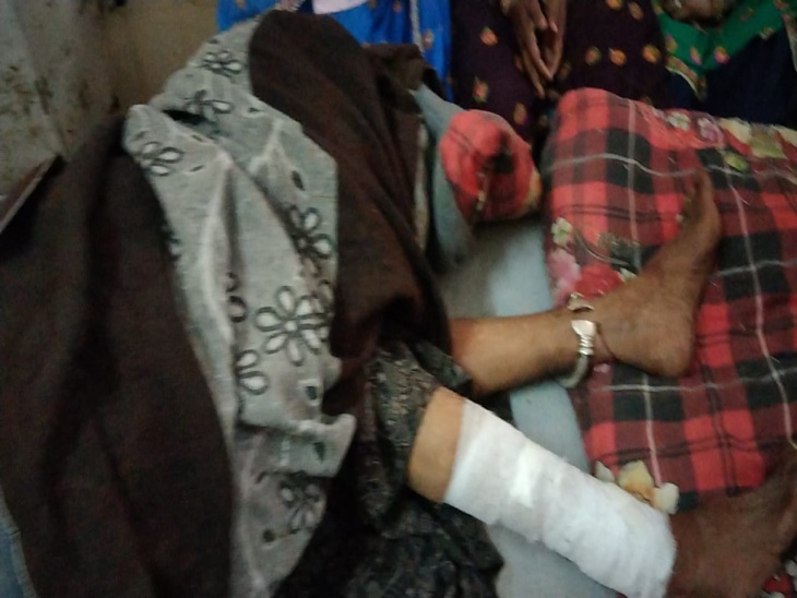 चांदी का कड़ा निकालने की कोशिश में बदमाशों ने बुजुर्ग महिला का पैर जख्मी कर दिया।