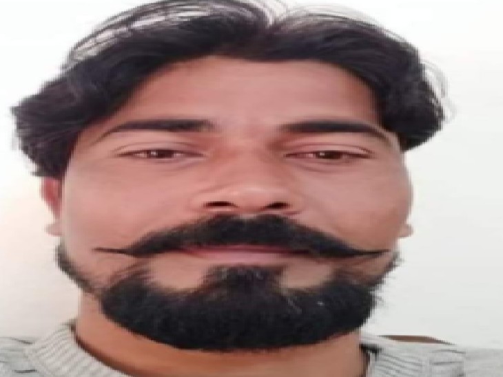 पुलिस के अनुसार कुछ दिन पहले ही मृतक राजू की पत्नी अपने मायके गई थी। पुलिस सुसाइड के कारण का पता लगाने के प्रयास कर रही है।