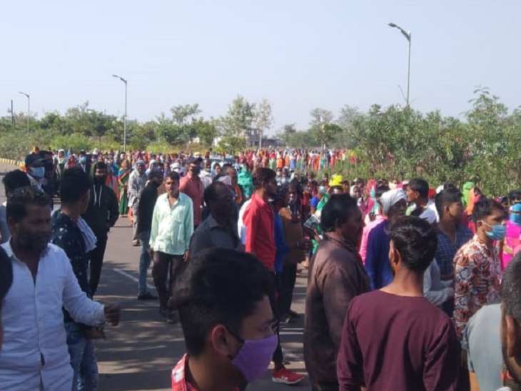 सड़क पर जाम की स्थिति।