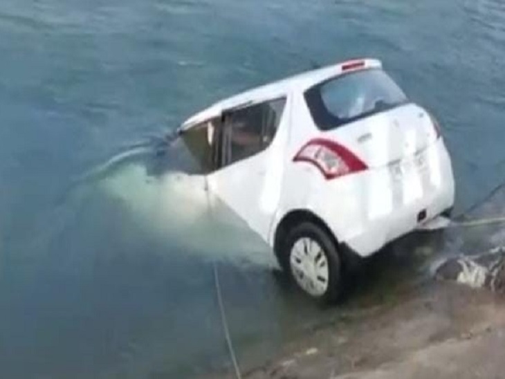 भाखड़ा नहर में गिरी कार को निकालते हुए।