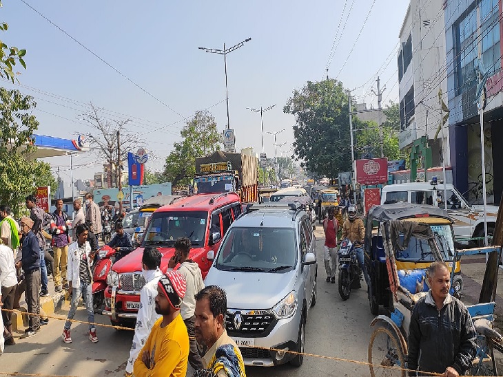 चक्काजाम के दौरान वाहनों की कतार लगी रही।