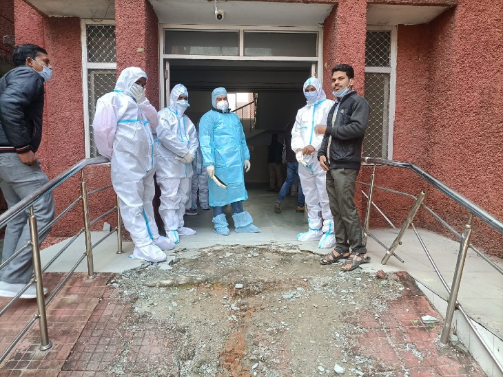संक्रमित इलाज के लिए अस्पताल जाने के लिए 12 बजे निकला लेकिन सोमवारी जाम में फंस गया और दोपहर 3.30 बजे वह टीबी अस्पताल पहुंचा।