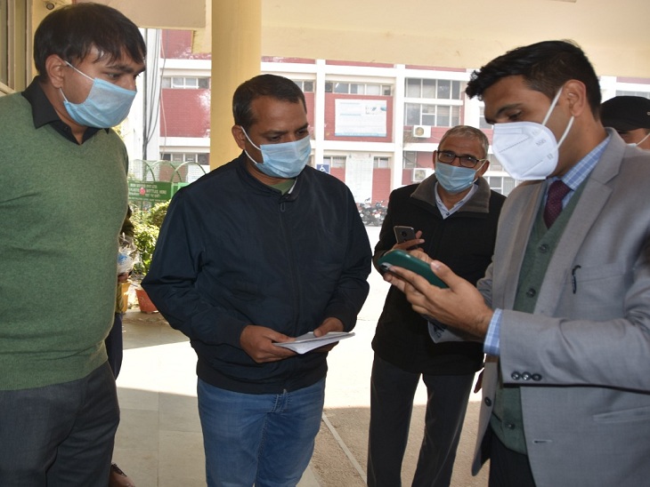 During the entry in Karnal Secretariat, DC Nishant Yadav also showed the Corona Vaccination Certificate.  Only then did he go inside.  DC says that when we ourselves take precautions, then only we will be able to appeal to the people to be alert.