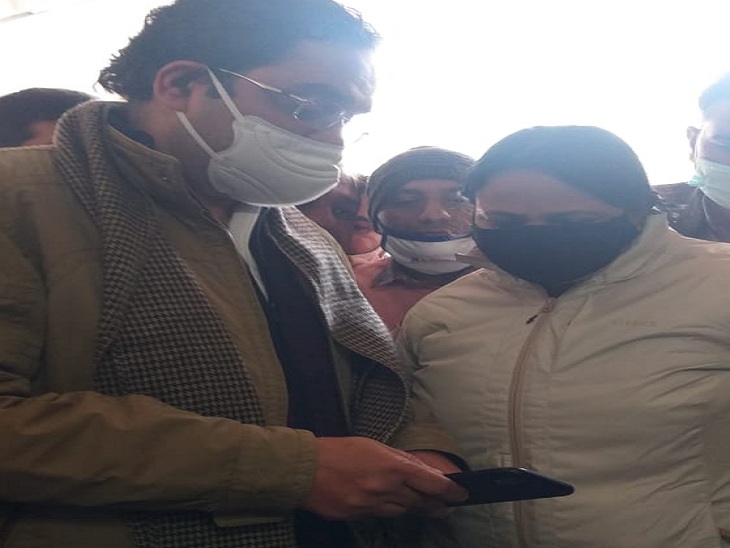 हिसार में सचिवालय एंट्री से पहले सांसद बृजेन्द्र सिंह ने भी अपना कोरोना वैक्सीनेशन सर्टिफिकेट चेक कराया। सांसद का कहना है कि सरकारी आदेशों का पालन पहले हमें खुद करना होगा, तभी जनता के सामने उदाहरण पेश कर पाएंगे।