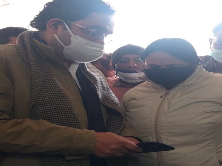 Before the secretariat entry in Hisar, MP Brijendra Singh also got his corona vaccination certificate checked.  The MP says that first we have to follow the government orders ourselves, only then we will be able to set an example in front of the public.