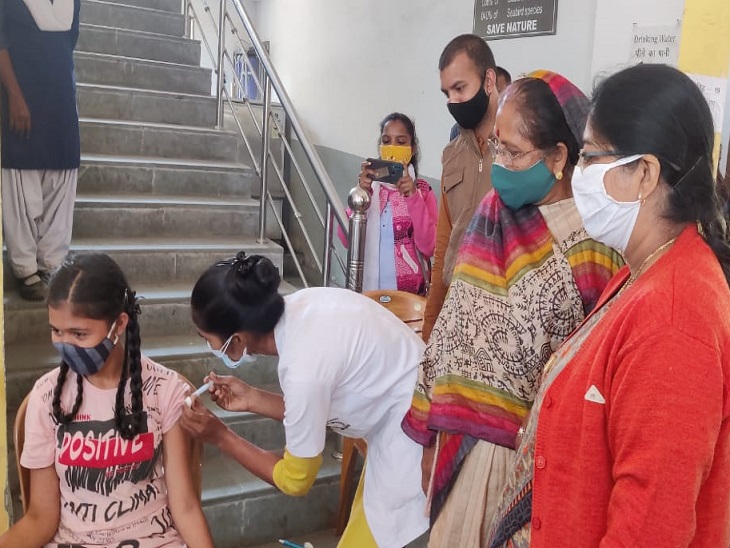गर्ल्स स्कूल के बालों के बाल अधिकार बचाव की स्थिति भी प्रबंधन की सुरक्षा के लिए होती है।