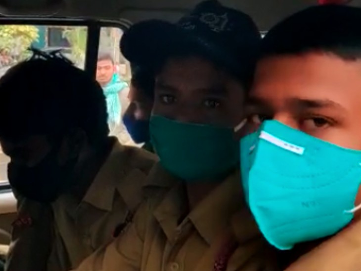 IGIMS से वैक्सीनेशन के बाद गाड़ी में ठूसकर NCC कैडेट्स को ले जाते घर।