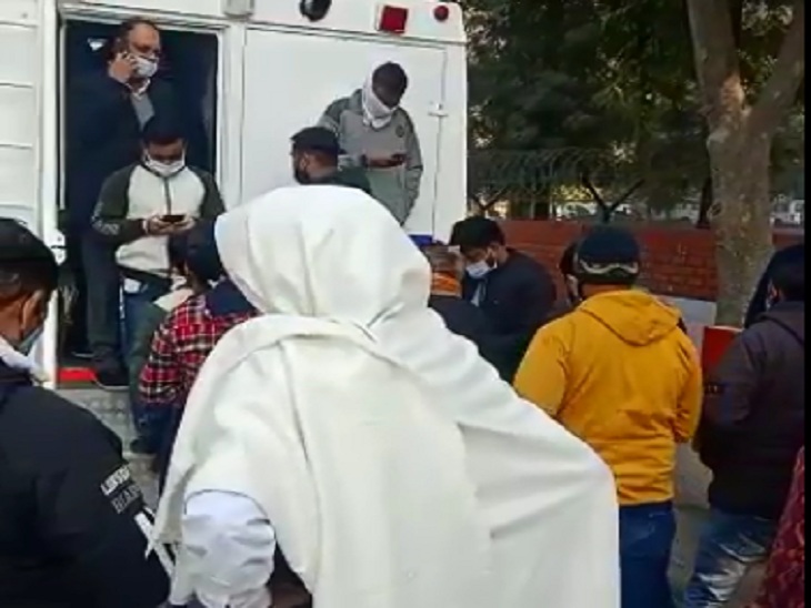 In Karnal secretariat where vaccination certificates were being checked.  There was also a long line of people getting the vaccine.  Because the government has also given orders to the Health Department to make arrangements for vaccination on the spot.