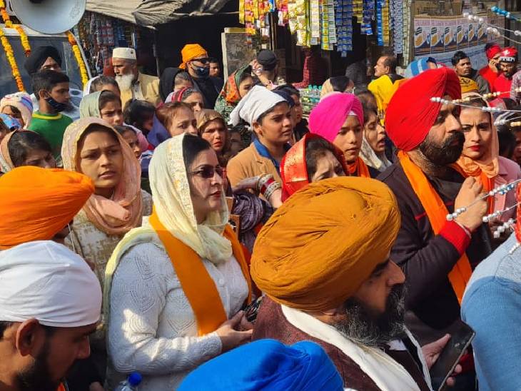 नगर कीर्तन यात्रा में काफी संख्या में मौजूद रहे श्रद्धालु।