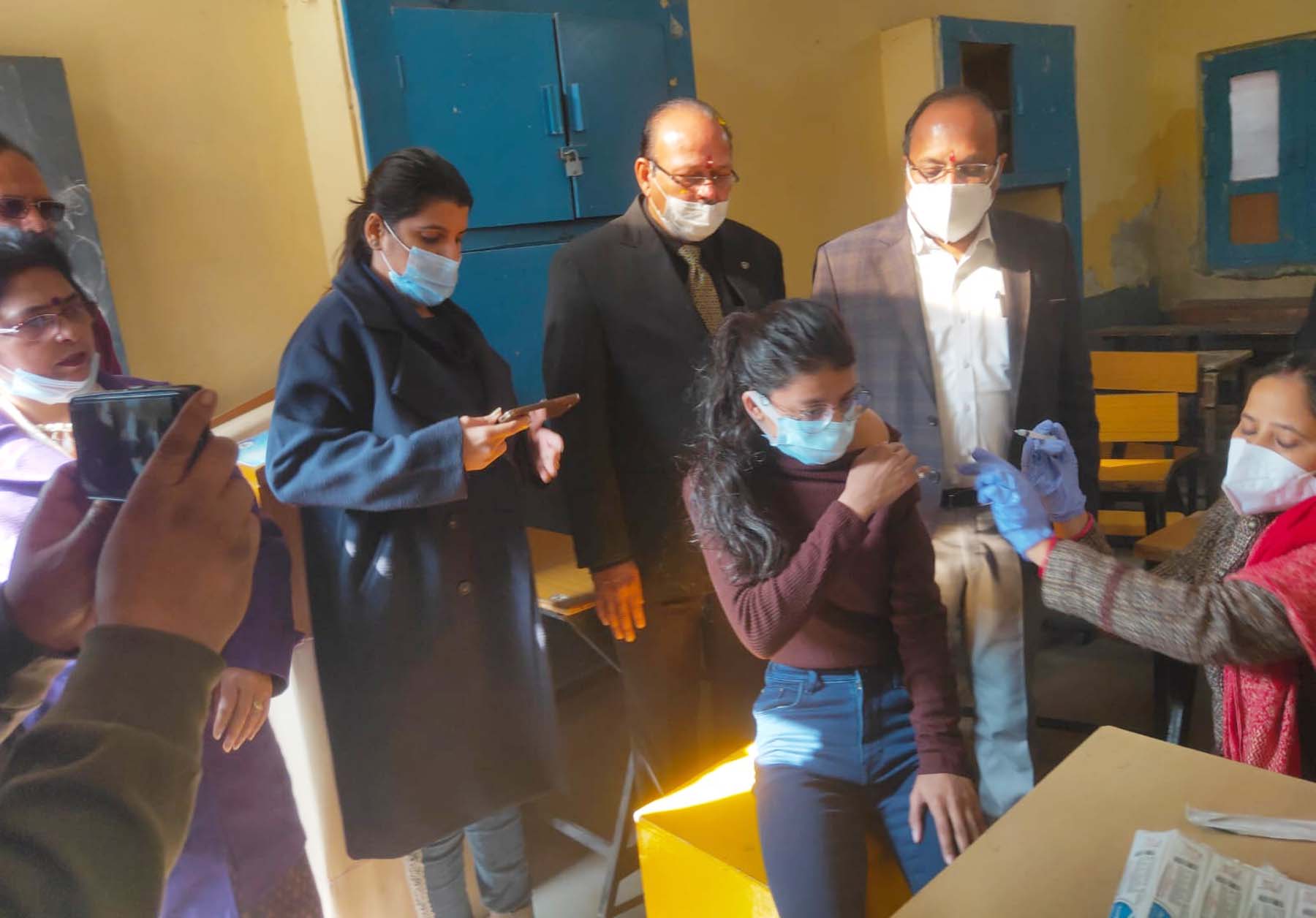 गुड़गांव कोरोना LIVE: 460 नए केस मिले, ओमिक्रॉन के भी पांच केस सामने आए, पहले दिन लक्ष्य का 66 फीसदी किशोरों को लगाई