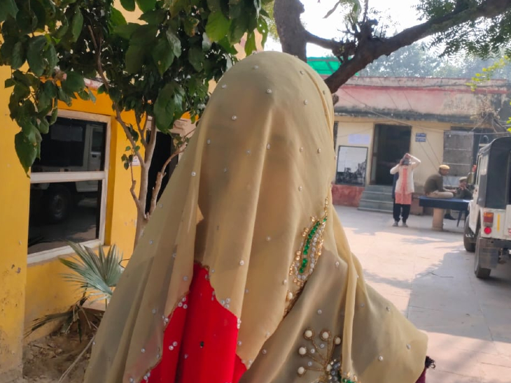 आरोपी ने महिला को जान से मारने की धमकी दी। महिला जोर से चिल्लाने लगी तो उसकी सास आवाज सुन उसके कमरे में पहुंची।
