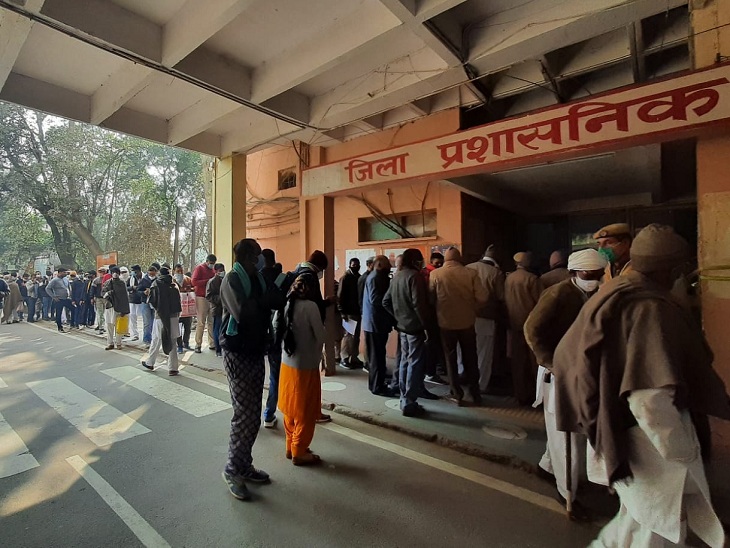 हिसार सचिवालय खुलते ही लोगों की लंबी लाइन लग गई थी। क्योंकि उन्हीं लोगों को अंदर जाने दिया जा रहा था, जिनके पास कोरोना वैक्सीनेशन सर्टिफिकेट था या जिन्होंने वैक्सीन की एक डोज लगवा रखी थी। जिनके पास नहीं था, उन्हें मौके पर ही वैक्सीन लगाई जा रही है।