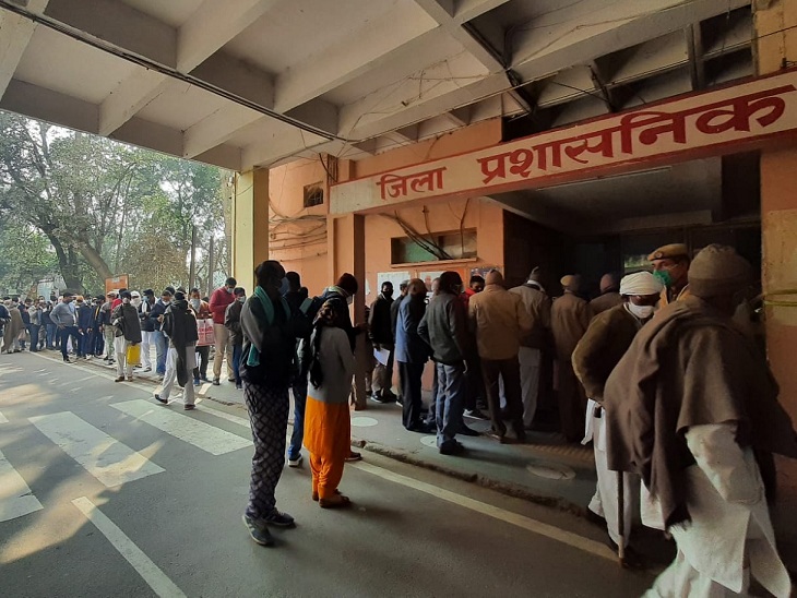 As soon as the Hisar Secretariat opened, there was a long line of people.  Because only those people who had corona vaccination certificate or who had got a dose of vaccine were being allowed inside.  Those who did not have it, they are being vaccinated on the spot.