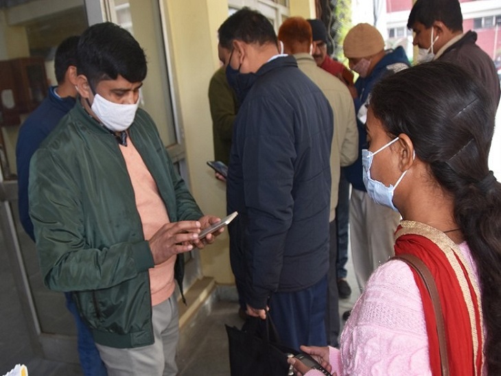 In government offices in Karnal, only those people were given entry, who had a certificate of having both doses.  Apart from the District Secretariat, employees were stationed outside all the offices including the Municipal Corporation office, the hospital.