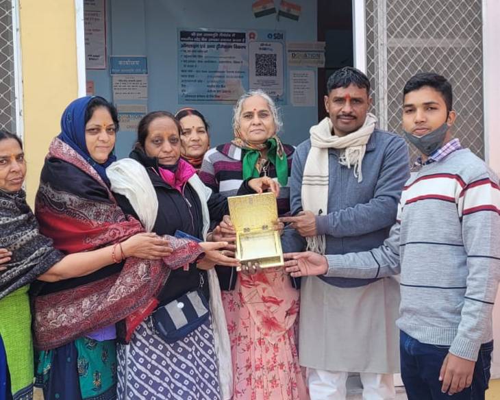महिला श्रद्धालुओं ने विहिप प्रवक्ता शरद शर्मा को सौंपी चांदी की शिलाएं
