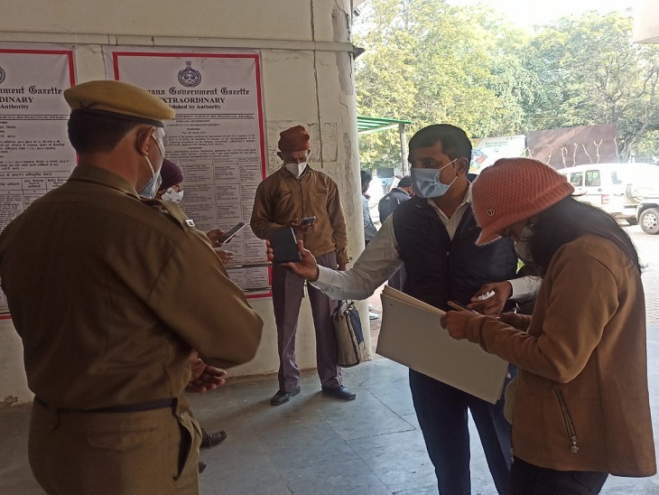 रेवाड़ी जिला सचिवालय में पुलिसकर्मियों ने वैक्सीनेशन सर्टिफिकेट चेक करने के बाद ही लोगों को अंदर जाने दिया। शहर में विभिन्न चौक-चौराहों पर ने बगैर मास्क घर से बाहर निकले लोगों के चालान किए।
