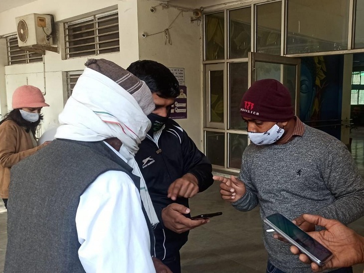रेवाड़ी में बस स्टैंड में एंट्री के वक्त भी कोरोना वैक्सीनेशन सर्टिफिकेट की जांच की गई। क्योंकि सरकार का आदेश है कि बसों में उन्हीं को सफर करने दिया जाए, जिन्होंने वैक्सीन लगवा रखी है। अगर ऐसा नहीं है तो मौके पर ही वैक्सीन लगाई जाए।