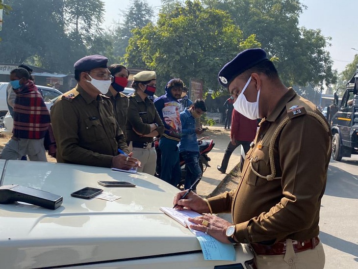 In Fatehabad, the police blocked the entry gate of the secretariat itself and challans were cut for the people coming and going for not having masks.  Along with this, the certificates of both the doses of the people were also checked here.  Many people were seen coming without masks, who had to face trouble and also had to pay fine.