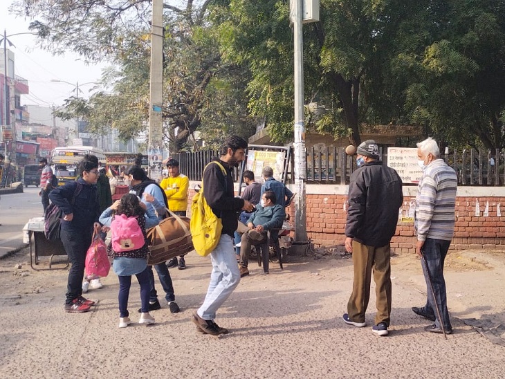 रोहतक में बस स्टैंड में एंट्री के वक्त कोरोना वैक्सीनेशन सर्टिफिकेट की जांच की गई। इसके लिए बकायदा पुलिसकर्मियों की ड्यूटी लगाई गई है, जो सर्टिफिकेट जांचने के बाद ही लोगों को अंदर जाने दे रहे हैं। किसी भी तरह की कोताही बरतने की गुंजाइश नहीं है।