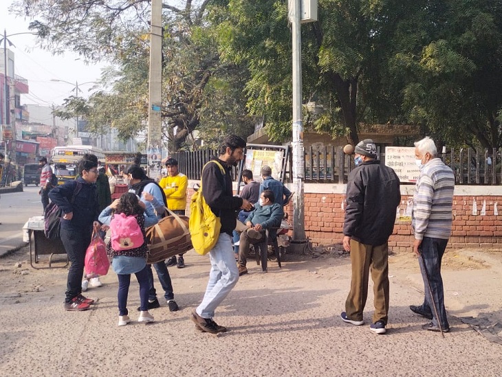 The corona vaccination certificate was checked at the time of entry at the bus stand in Rohtak.  For this, the duty of policemen has been imposed, who are allowing people inside only after checking the certificate.  There is no scope for any hesitation.