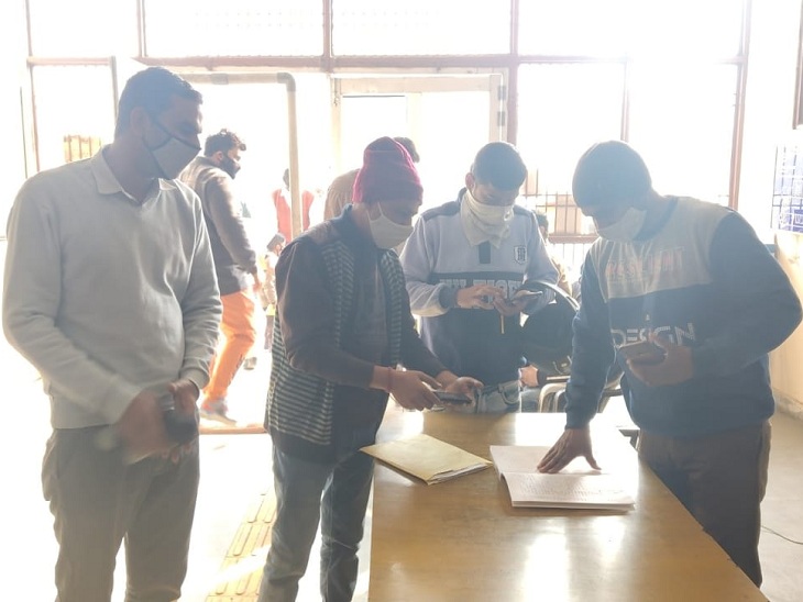 पानीपत लघु सचिवालय में मास्क लगाए हुए और तापमान चेक करने के बाद ही लोगों को प्रवेश करने दिया जा रहा है। प्रवेश करने के बाद भी कोरोना वैक्सीनेशन सर्टिफिकेट चेक करके ही आगे जाने दिया जा रहा है।