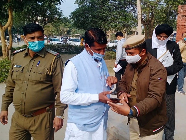 सिरसा में लघु सचिवालय के बाहर कोरोना वैक्सीनेशन सर्टिफिकेट की पुलिसकर्मियों ने जांच की। पुलिस द्वारा लोगों को हिदायत जारी की गई है कि मास्क पहनकर रखें, ताकि केवल चालान से ही नहीं कोरोना से बचा जा सके।