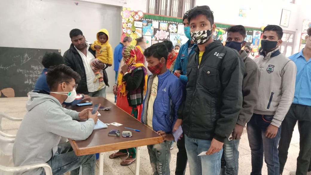 नागरिक अस्पताल में वैक्सीन डाेज लगवाता हुआ छात्र