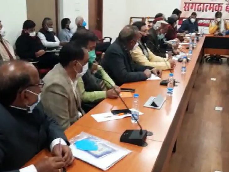 भाजपा अध्यक्ष धनखड़ की बैठक मे मास्क लगाकर बैठे पदाधिकारी।