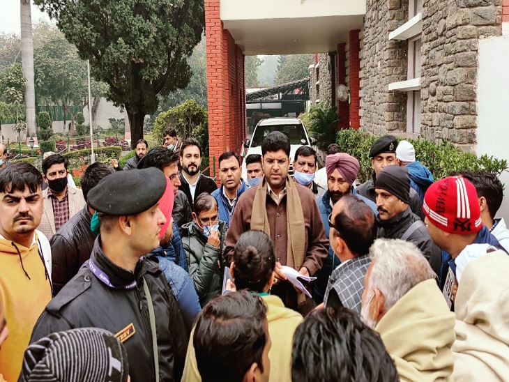 चंडीगढ़ में डिप्टी सीएम दुष्यंत चौटाला और उनसे मिलने आए लोगों में से किसी ने भी नहीं लगाया हुआ था मास्क।