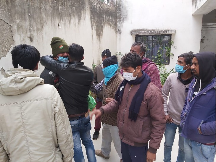 घटना के बाद रोते-बिलखते परिजन।