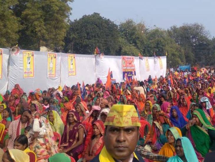 राजभर ने कहा कि मोदी, योगी और शाह की रैली में तो पैसे देकर और सरकारी संसाधनों की मदद से लोग बुलाए जा रहे हैं।