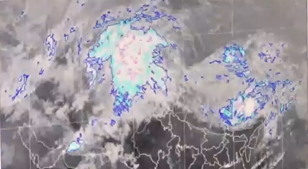 मौसम विभाग द्वारा दी चेतावनी के अनुसार उत्तर भारत के ऊपर से गुजर रहे बादलों की तस्वीर।