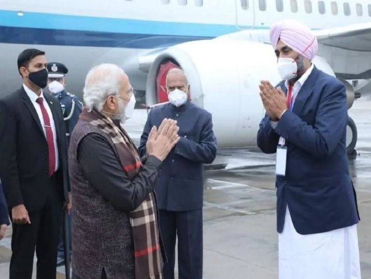 पीएम मोदी के पंजाब पहुंचने पर स्वागत करते वित्तमंत्री मनप्रीत बादल। - Dainik Bhaskar