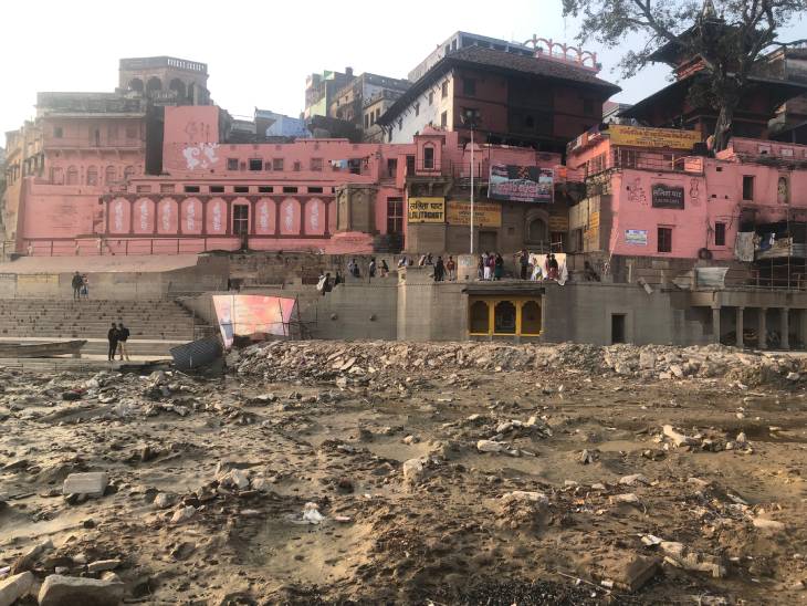 ललिता घाट के सामने पानी में जमा ईंट-पत्थर
