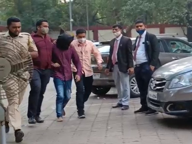 आरोपी विशाल झा को अदालत में पेश करने के दौरान की तस्वीर।