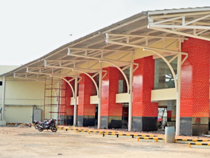 अब तक यह निर्माण हो पाया है वह भी लागत से कहीं अधिक मेंं।