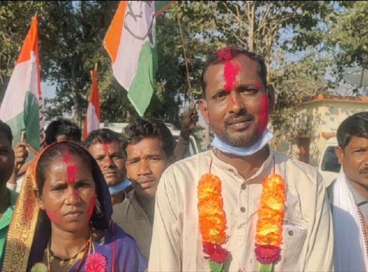 भैरमगढ़ पंचायत के नवनिर्वाचित अध्यक्ष और नगर।