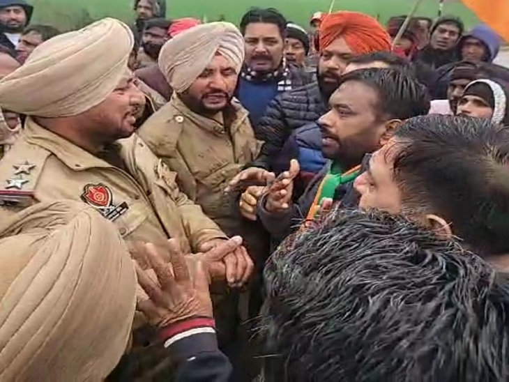 अमृतसर से निकले भाजपा के काफिले को तरनतारन जिले में के पास सरहाली गांव किसानों ने रोक दिया। दोनों पक्षों में जमकर बहस हुई, लेकिन किसानों ने भाजपा के काफिले को आगे नहीं बढ़ने दिया। सरहाली से पहले उनके काफ़िले को तरनतारन टोल प्लाजा पर भी पुलिस ने रोका।