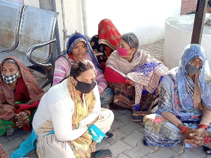 हत्याकांड का खुलासा न होने पर परिजनों के साथ रामकुमारी मंगलवार को कलेक्ट्रेट में धरने पर बैठ गई थी। घूंघट डालकर धरने में बैठी रामकुमारी।
