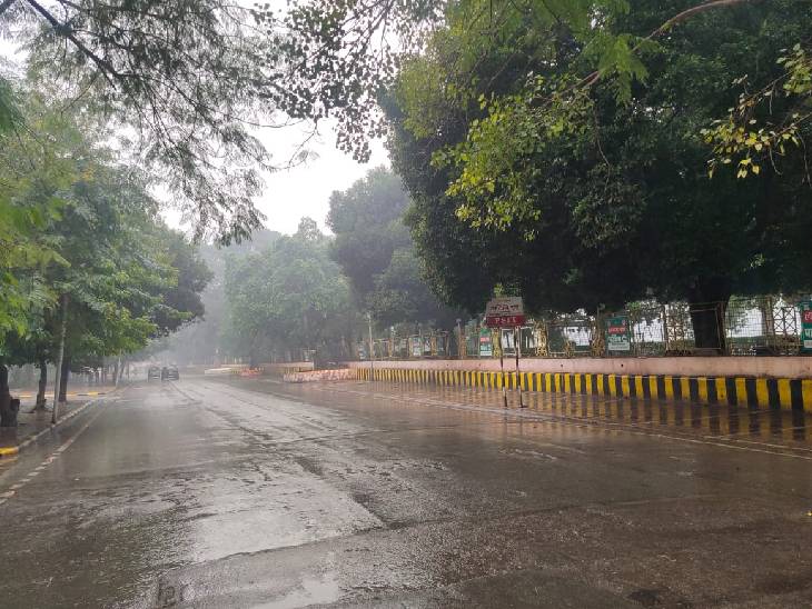 मोतीझील की सड़कों पर बारिश की वजह से पसरा सन्नाटा।