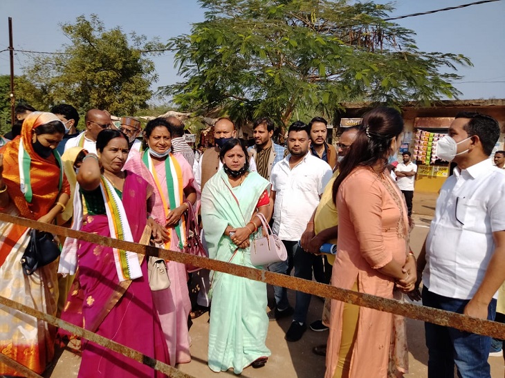 कांग्रेस के नव निर्वाचित पार्षद समय पर पहुंच गए थे, लेकिन BJP के नहीं आने के चलते शपथ ग्रहण में करीब 30 मिनट की देरी हुई।
