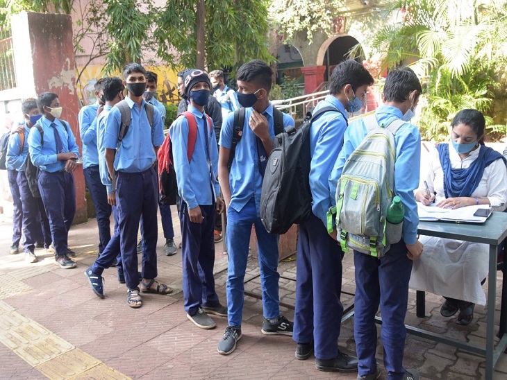 पंजीयन की यह लाइन स्कूली बच्चों में टीके के प्रति उत्साह की गवाही है।