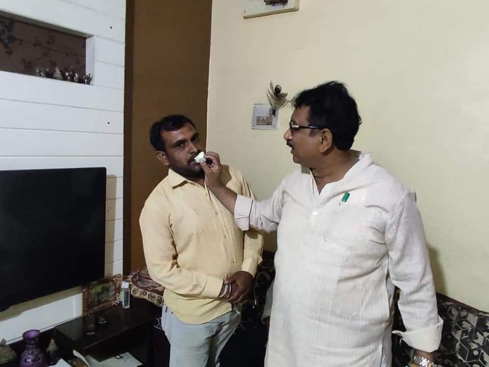 भारतीय जनता युवा मोर्चा के उपाध्यक्ष वरुण यादव के साथ मंत्री विजय शाह।