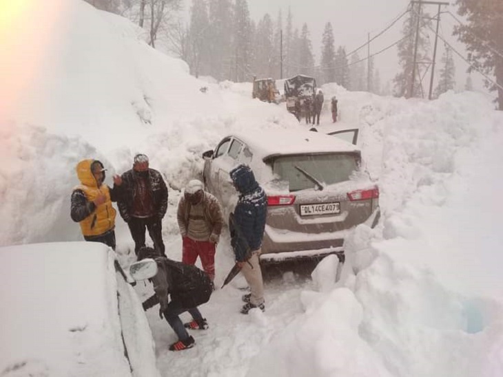 Tourists stranded amidst heavy snowfall.