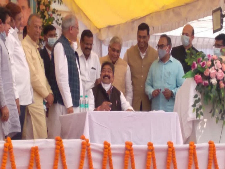 नगर नीरज रिपोर्ट को पदभार करवाते.